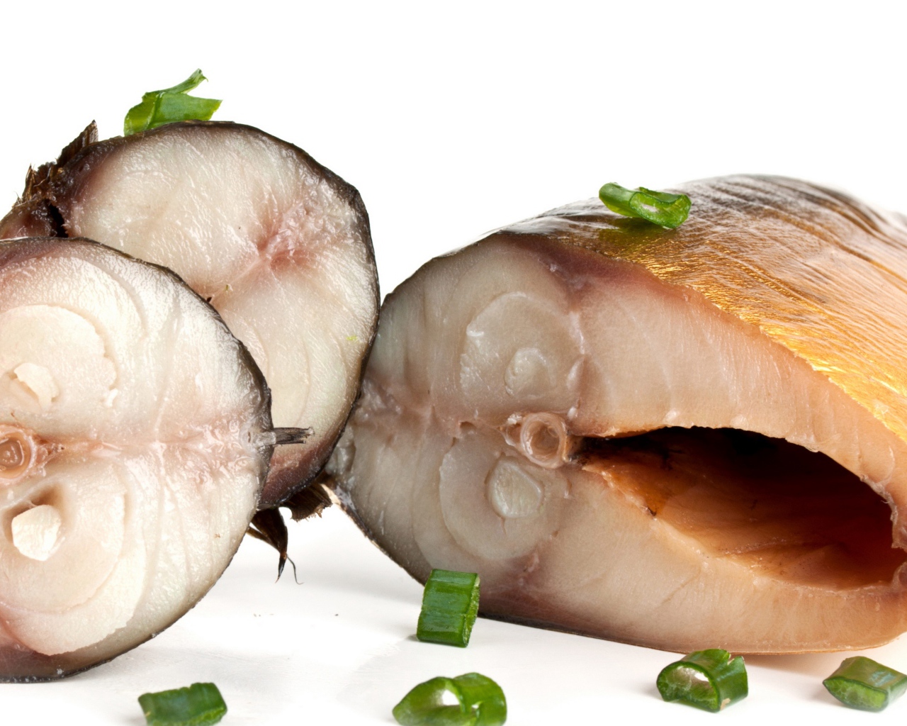 Аппетитная копченая скумбрия с зеленым луком на белом фоне