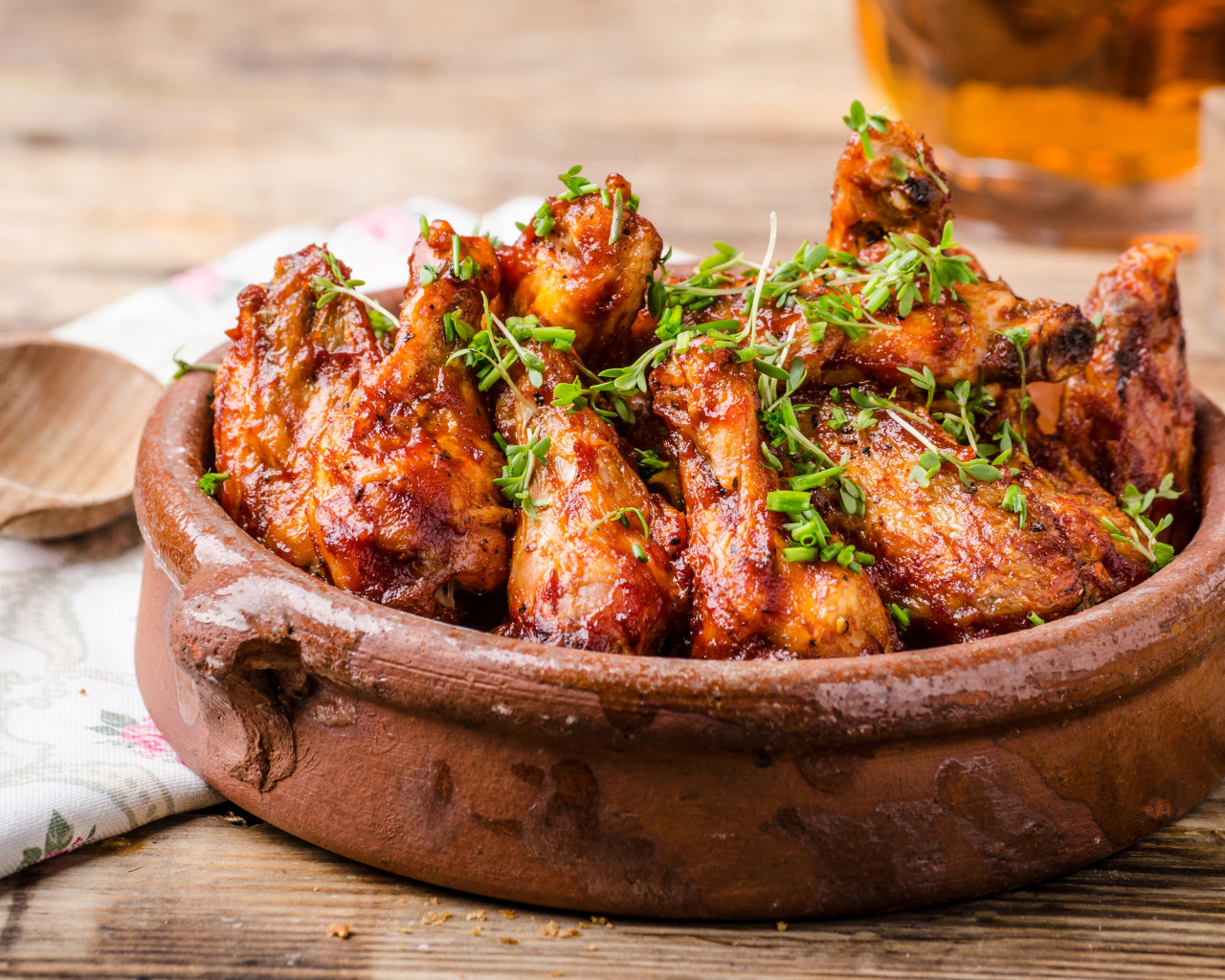 Запеченные куриные крылышки с зеленью