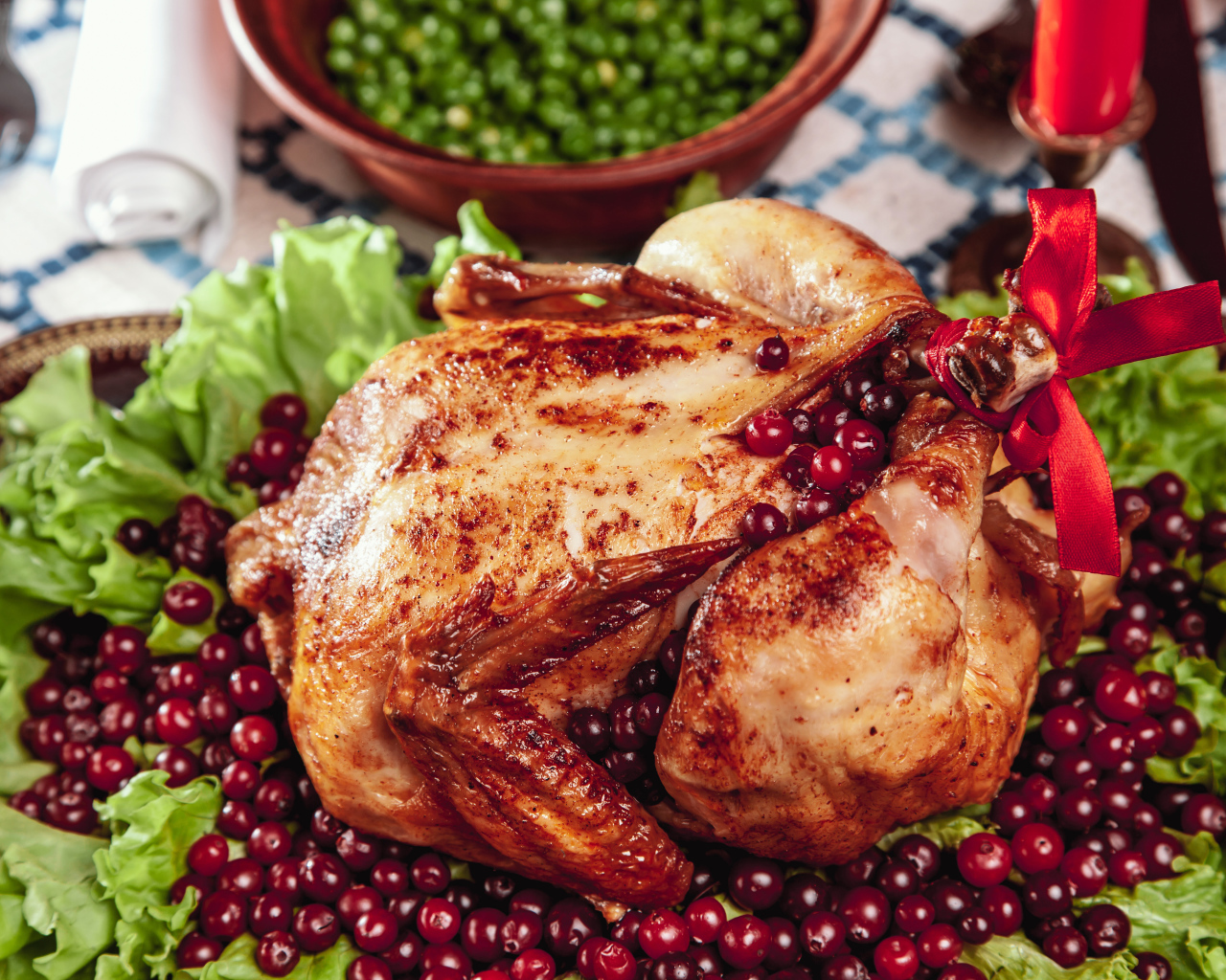 Запеченная курица с ягодами клюквы и листьями салата