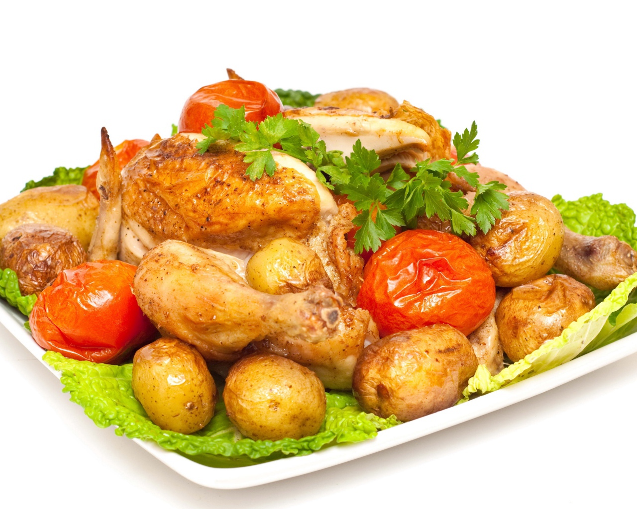 Запеченная курица с картофелем и помидорами на белом фоне