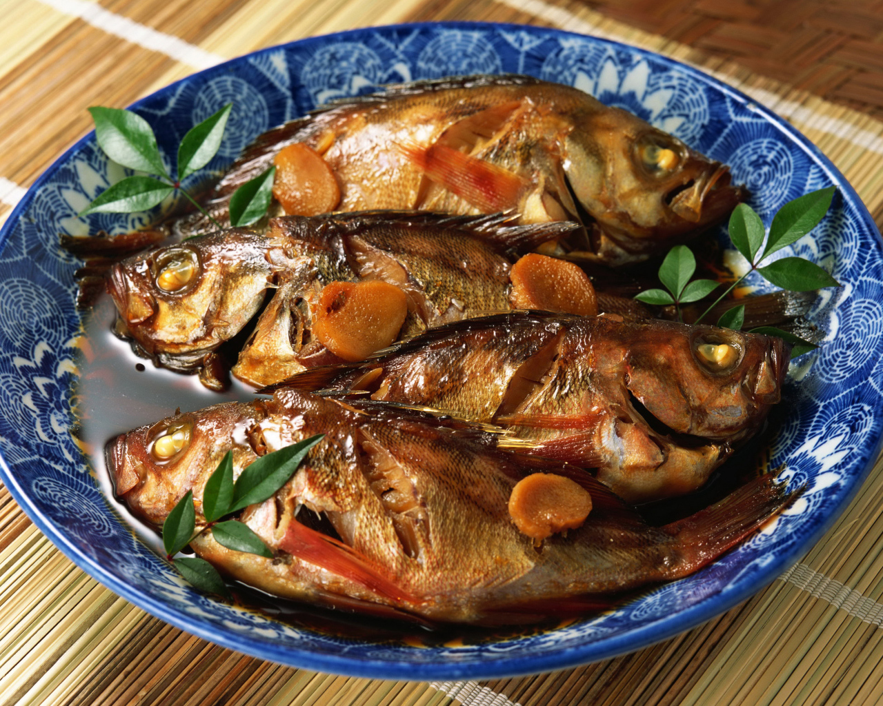 Запеченная рыба с соусом на красивой тарелке