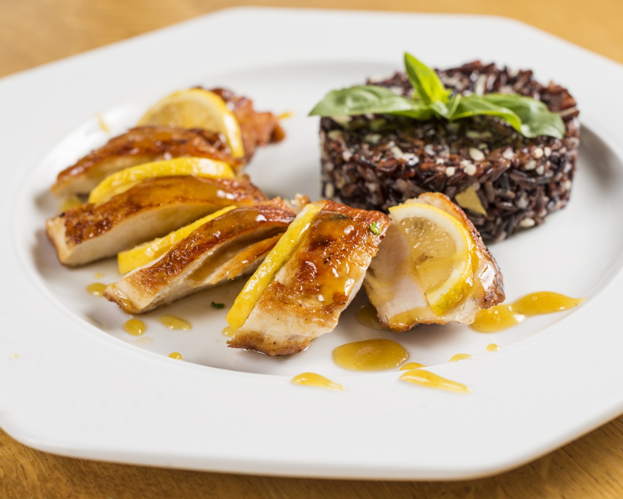 Куриный рулет на белой тарелке с рисом