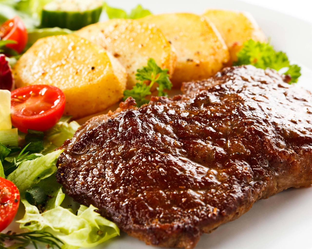 Отбивная с картофелем и салатом