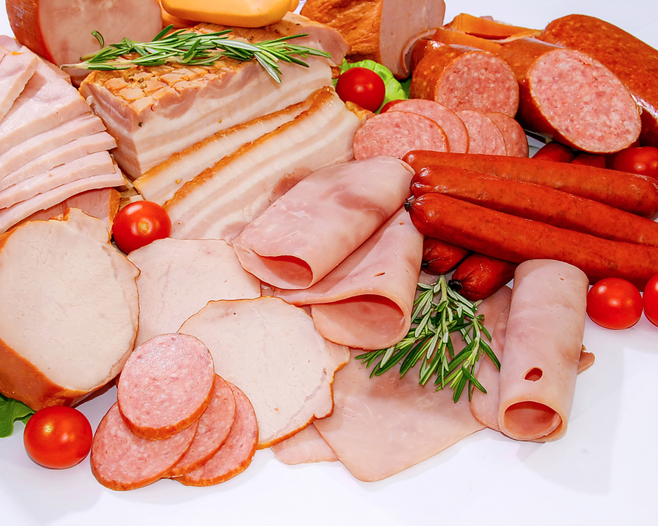 Вкусная свежая мясная нарезка на белом фоне