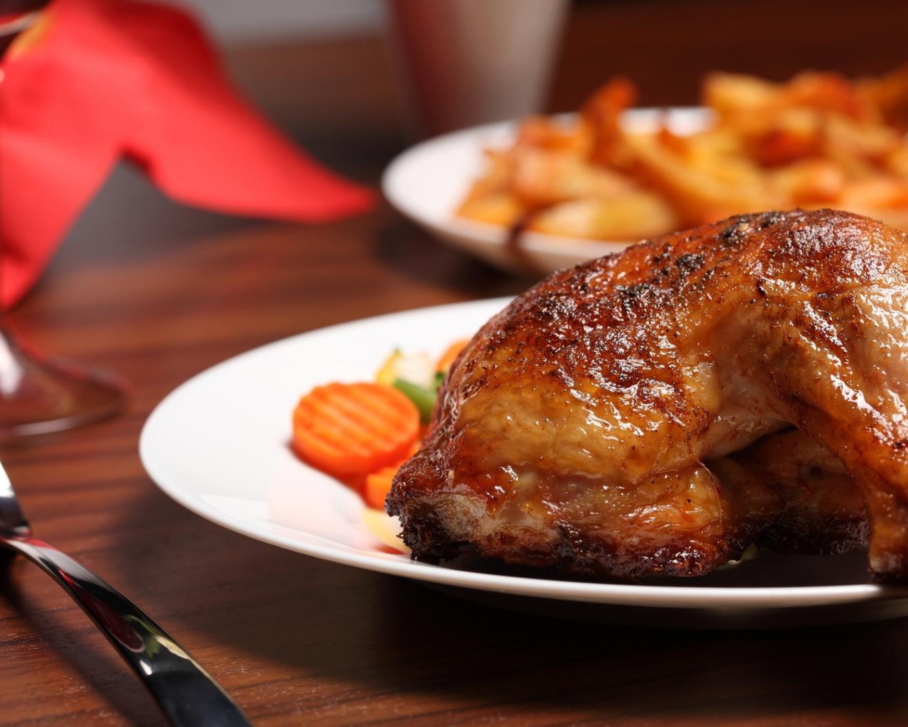 Жареные куриные окорочка на белой тарелке 