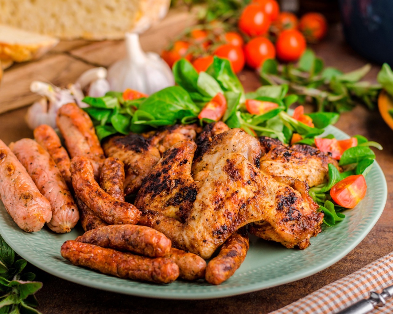 Жареные куриные крылышки с сосисками