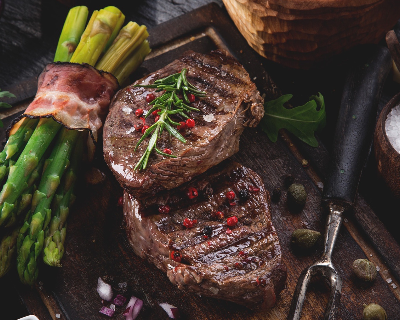 Жареное мясо с зеленой спаржей на столе 