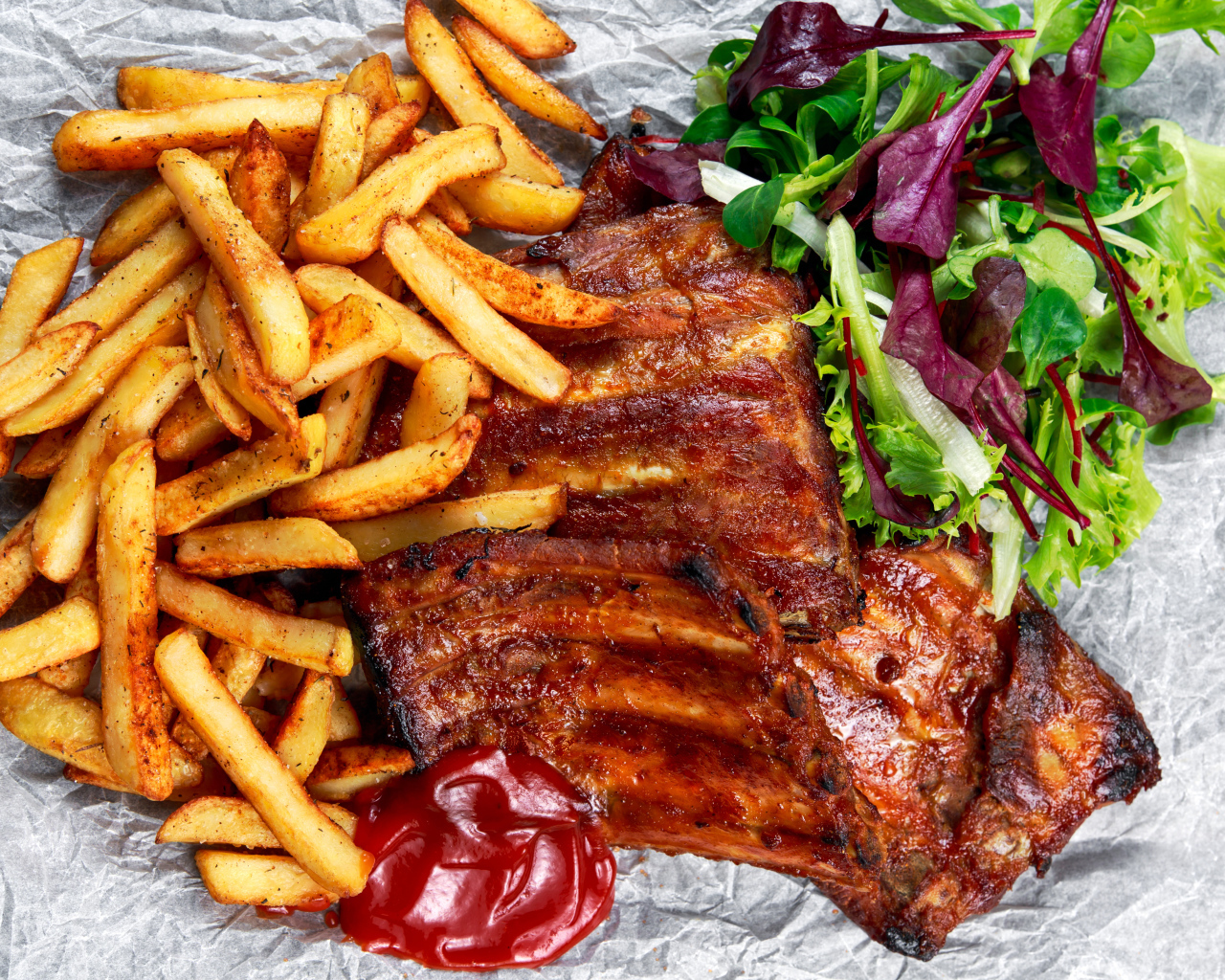 Жареные ребрышки с картофелем фри и салатом 