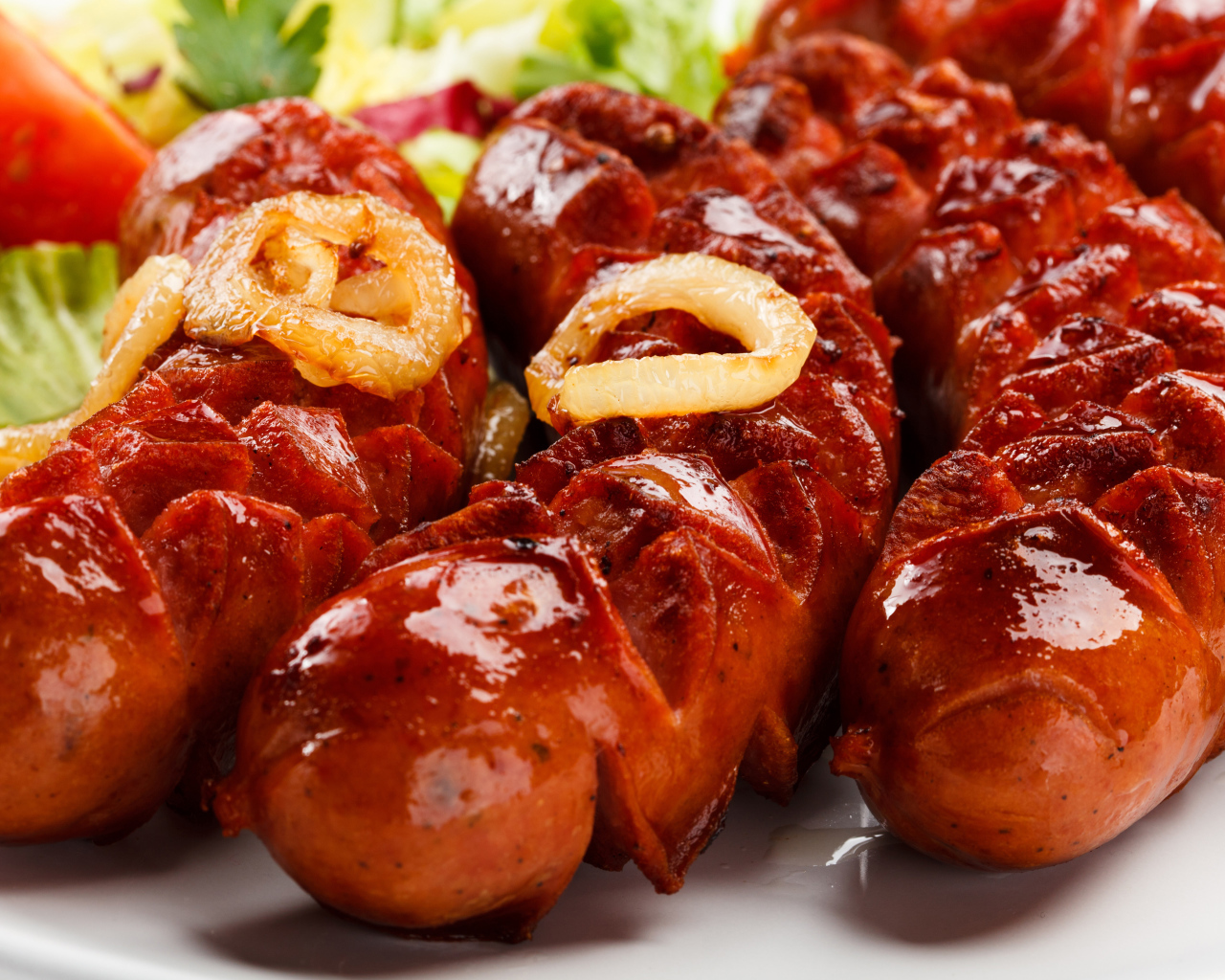 Жареные сосиски с кольцами лука