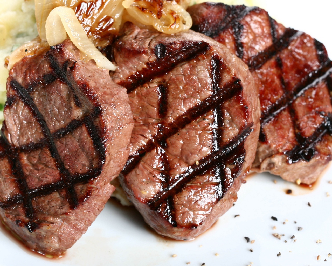 Жареное мясо барбекю с овощами