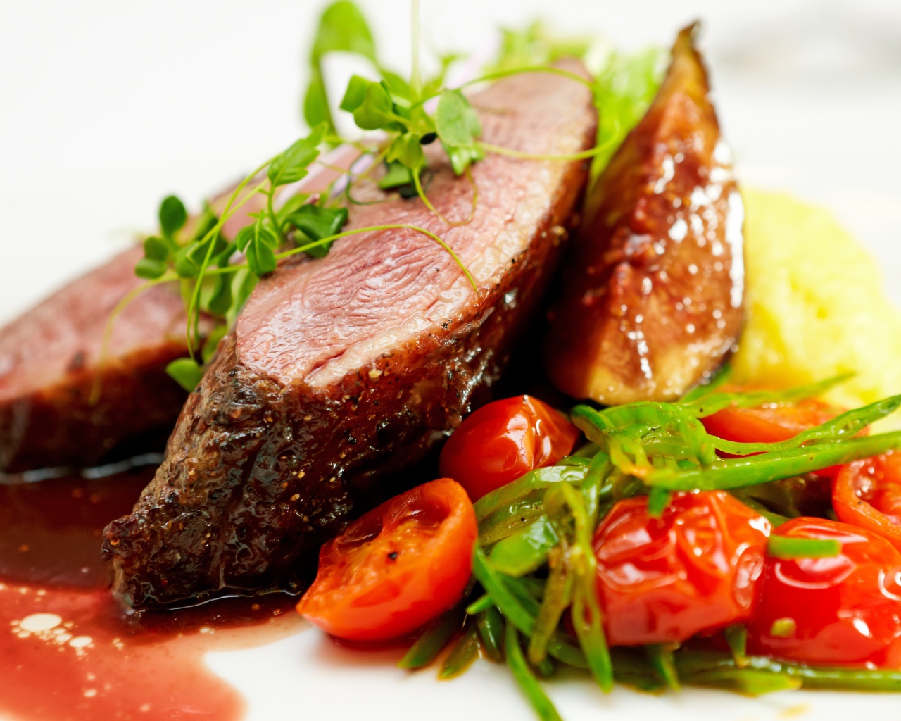 Сочное мясо с помидорами, соусом и зеленью