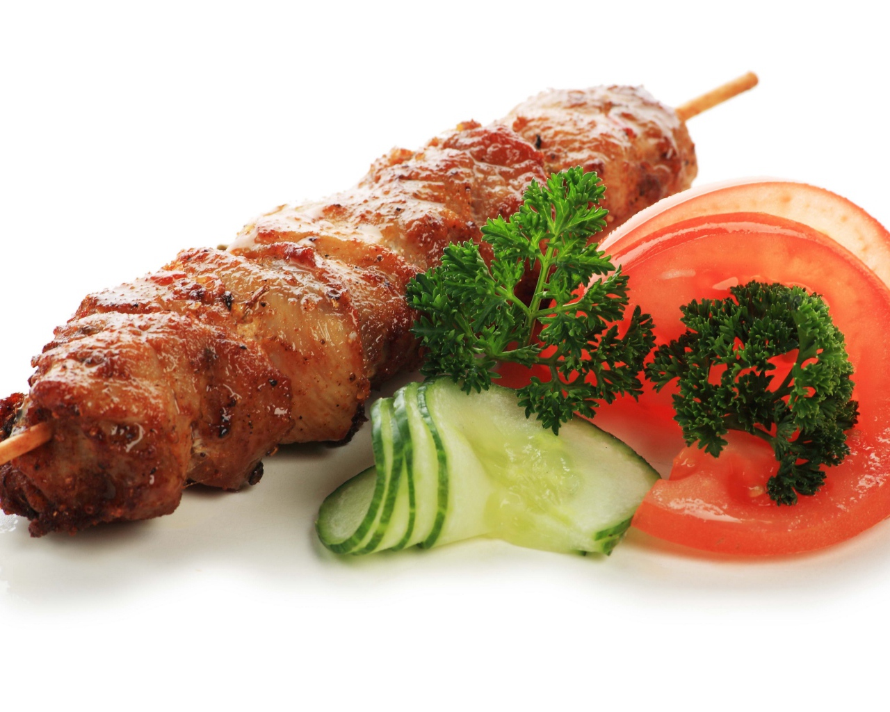 Шашлык с огурцами, помидорами и зеленью на белом фоне