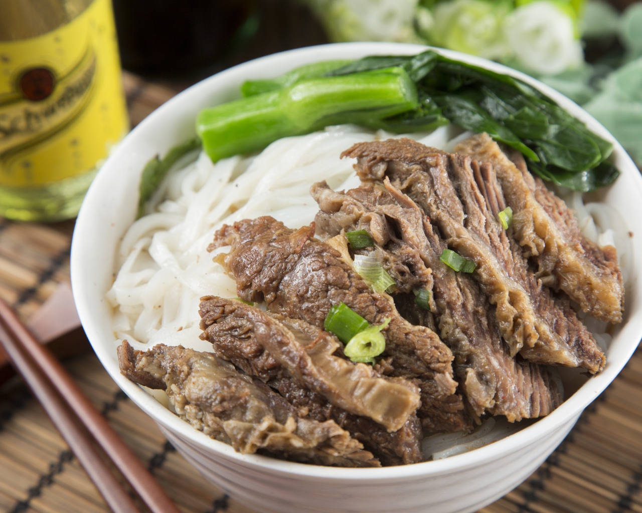 Мясо с китайской рисовой лапшой и зеленью 