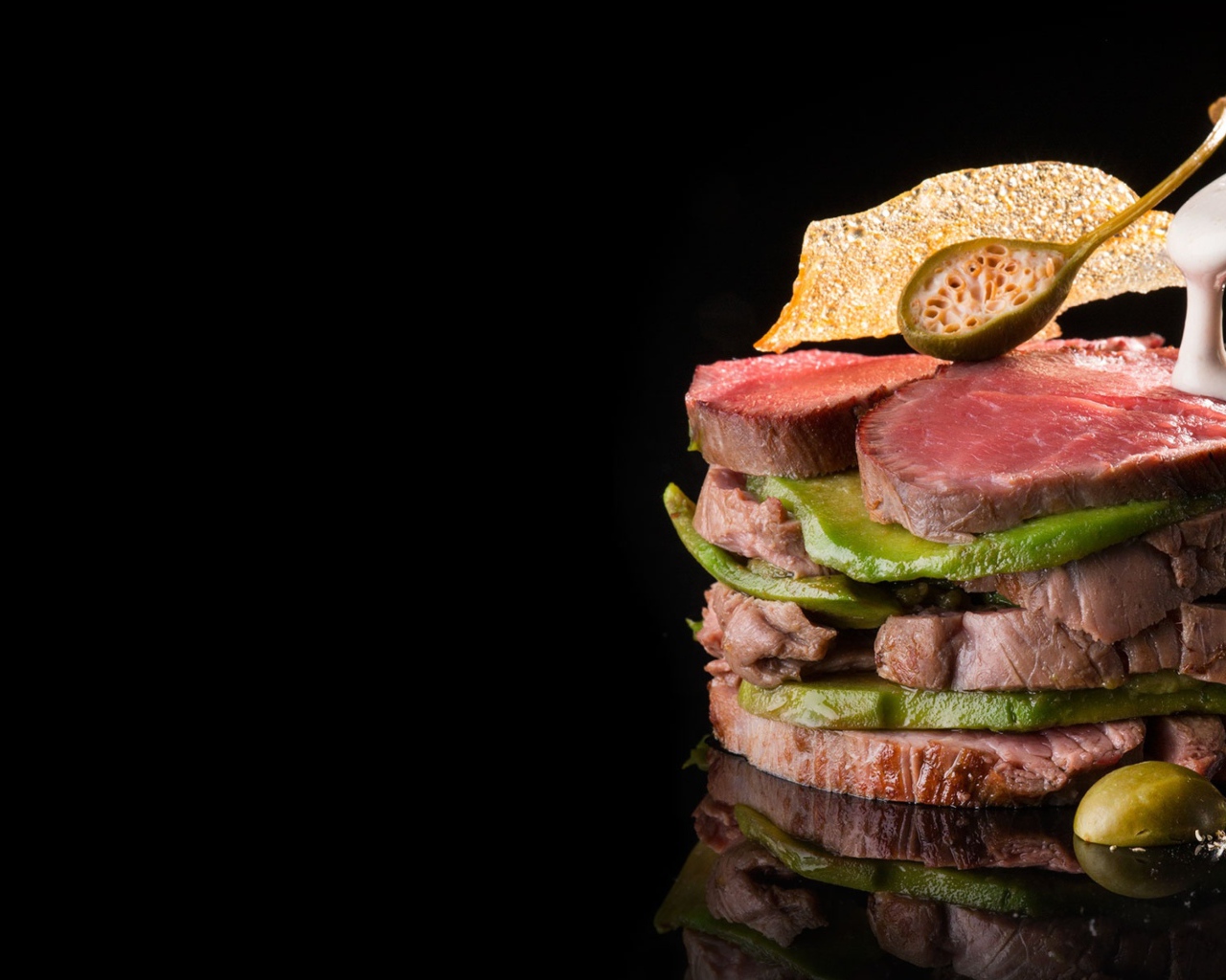 Мясо с авокадо на черном фоне