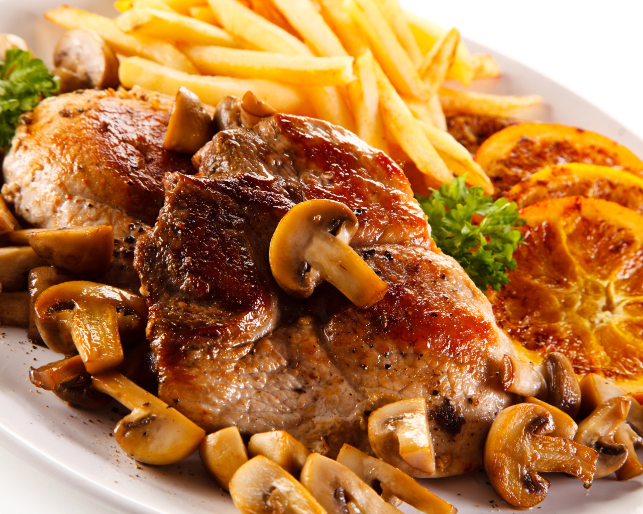 Мясо с картофелем, грибами и лимоном