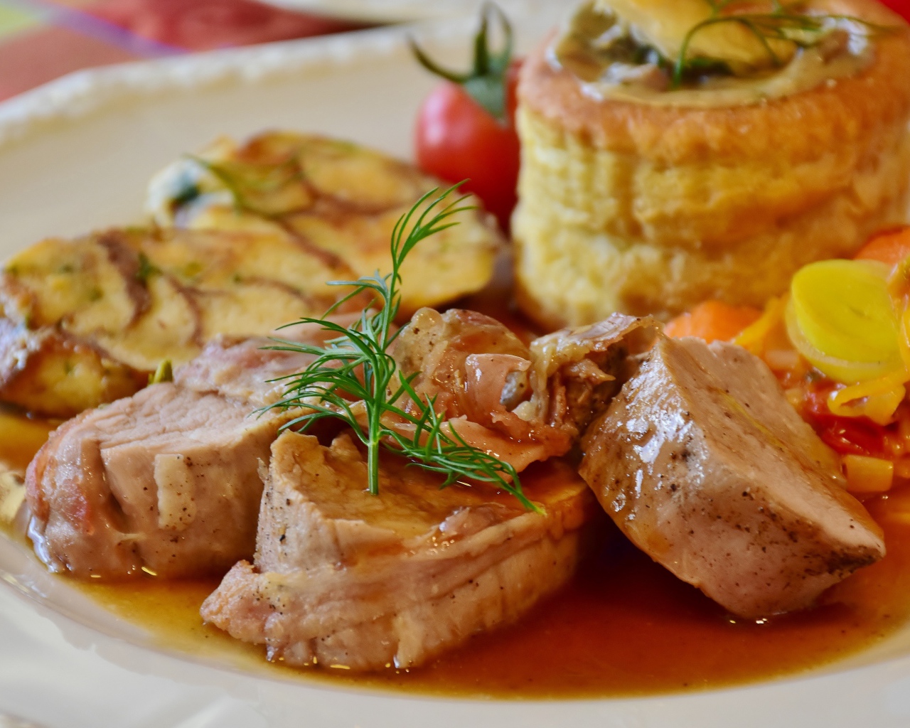 Мясо свинина на тарелке с соусом