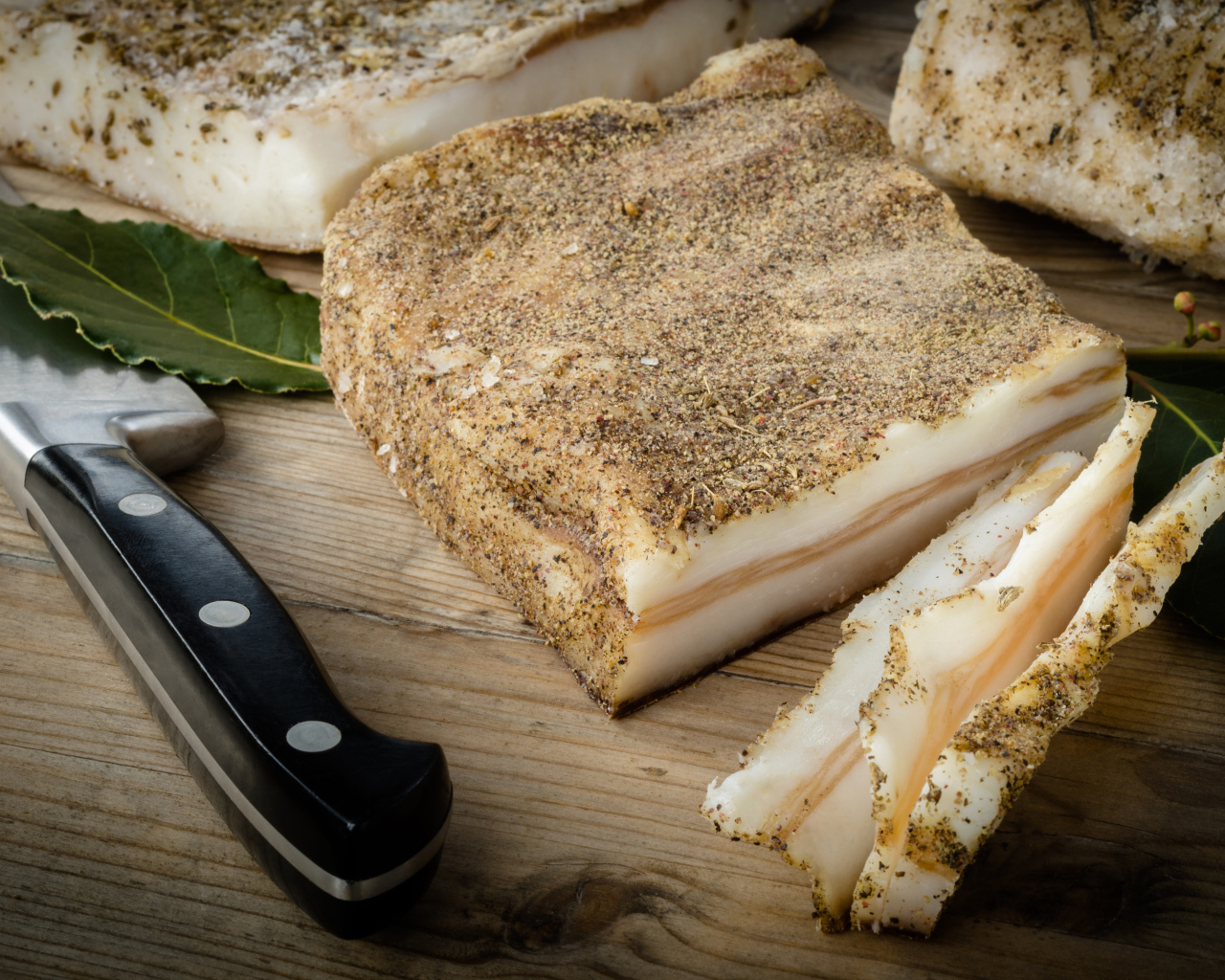 Сало с перцем и ножом на столе