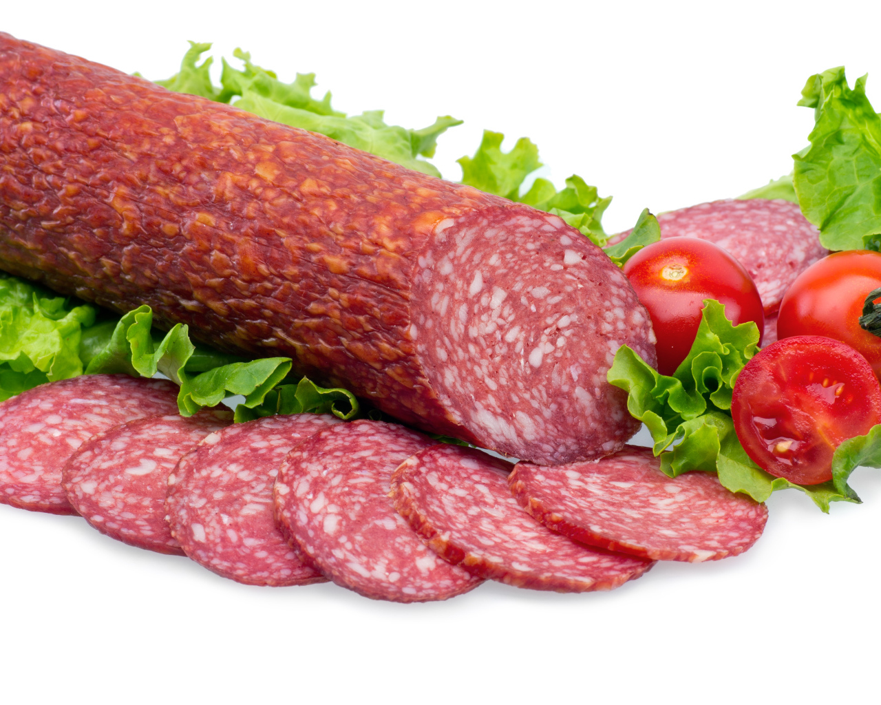 Колбаса с помидорами и зелеными листьями салата на белом фоне