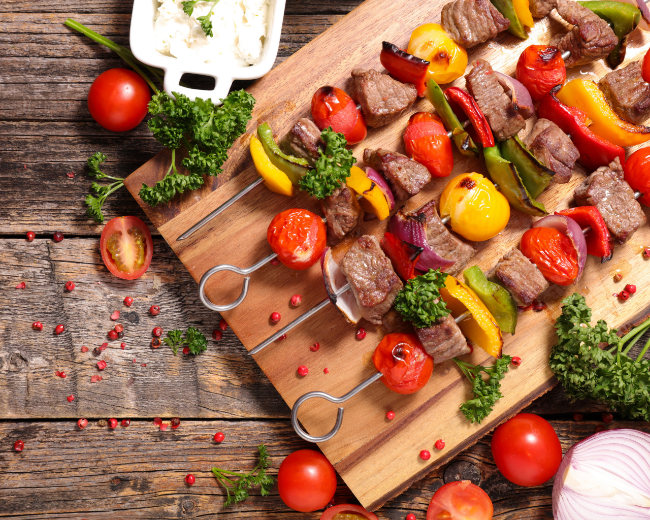 Шашлык на шампурах с овощами 