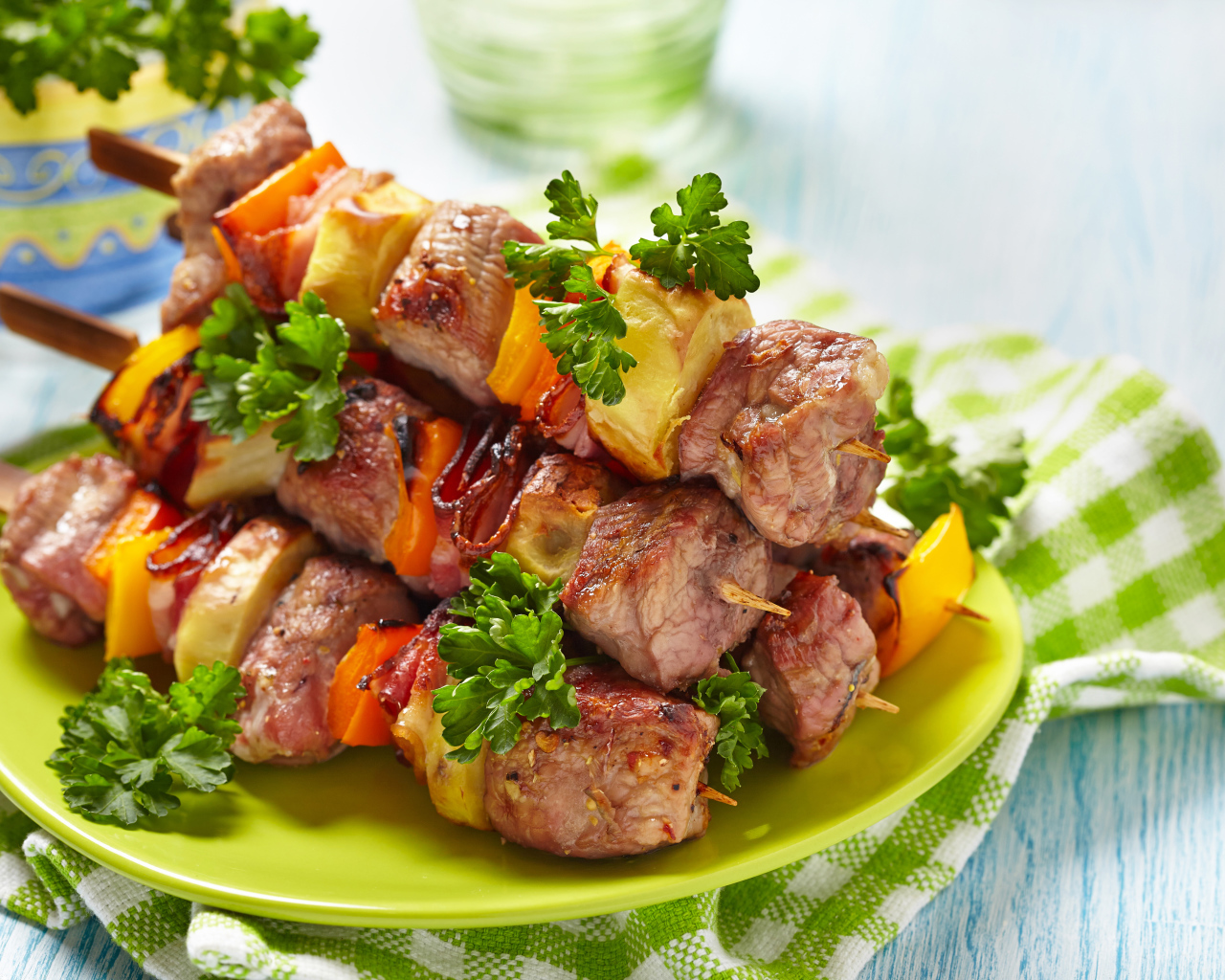 Шашлык с овощами на тарелке на столе