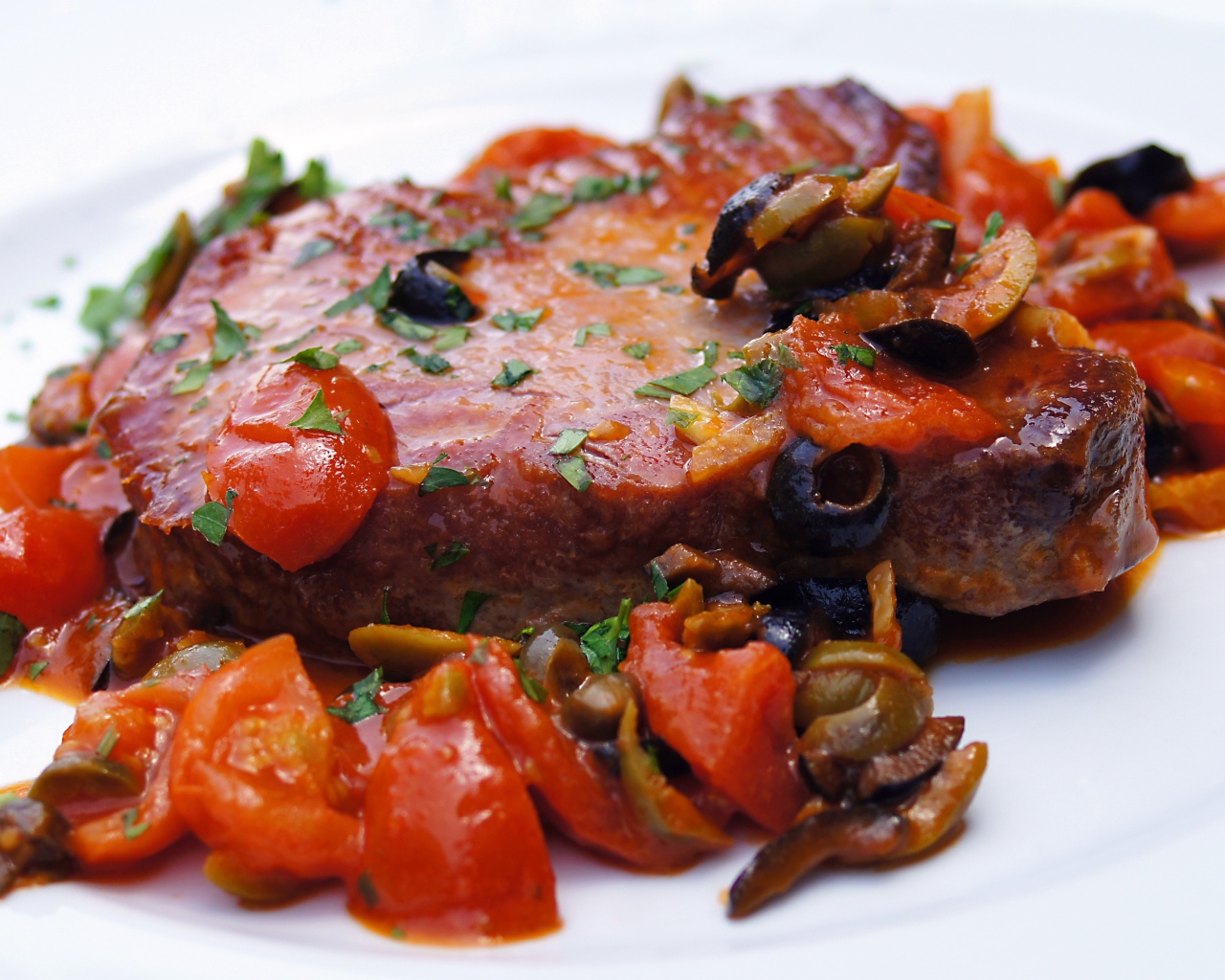 Стейк с овощами на большой белой тарелке