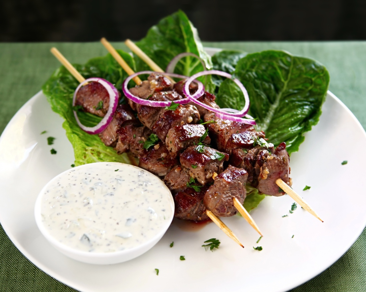 Вкусный шашлык на деревянных шампурах с соусом