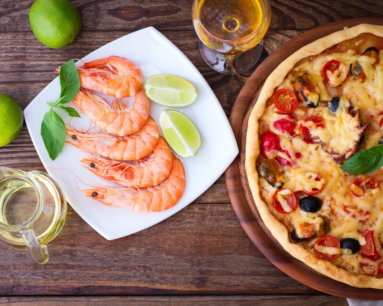 Аппетитная пицца на столе с креветками и кусочками лайма 