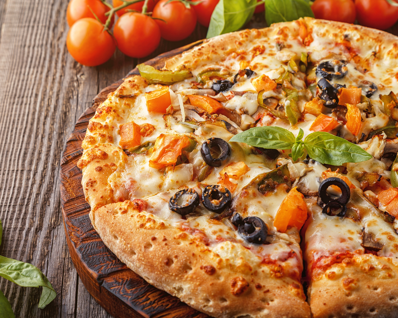 Аппетитная пицца с оливками на столе