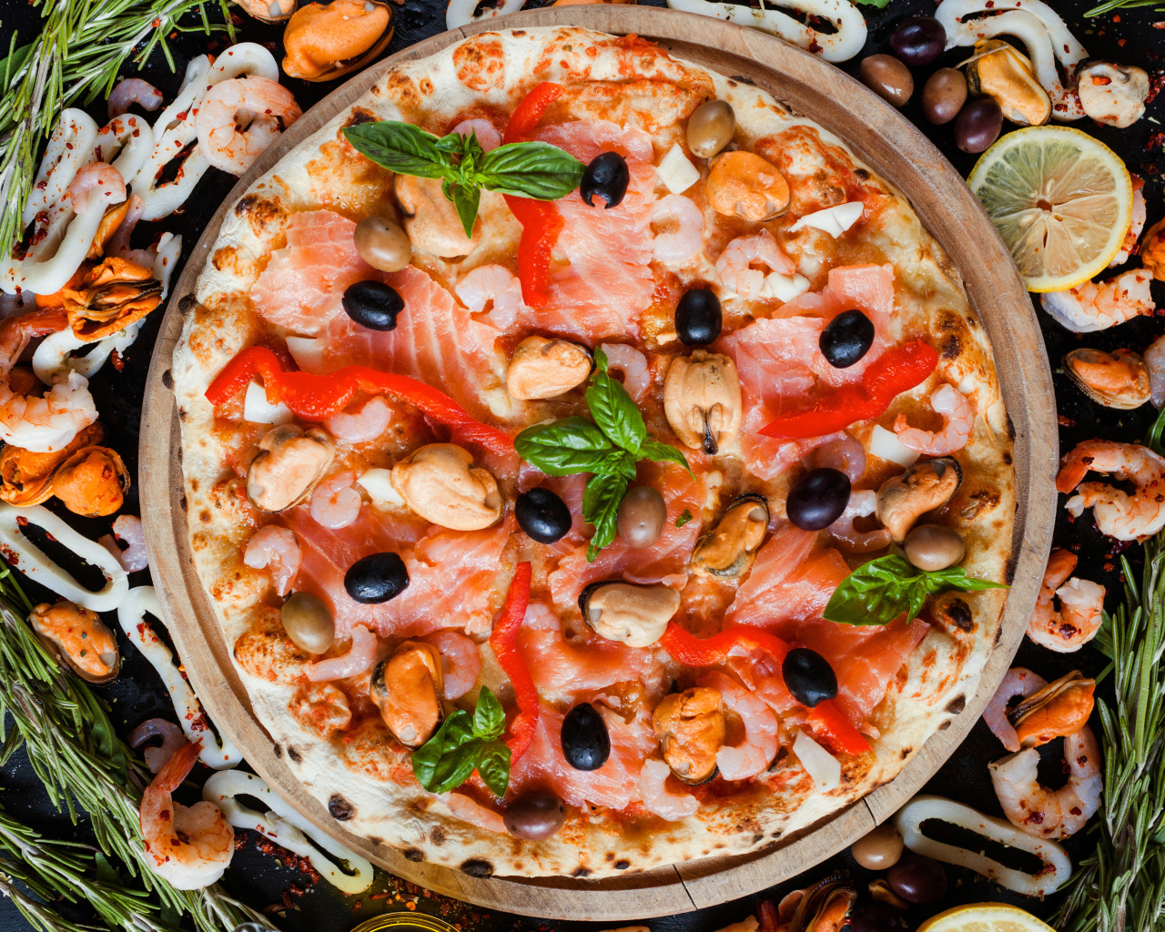 Аппетитная пицца с морепродуктами 
