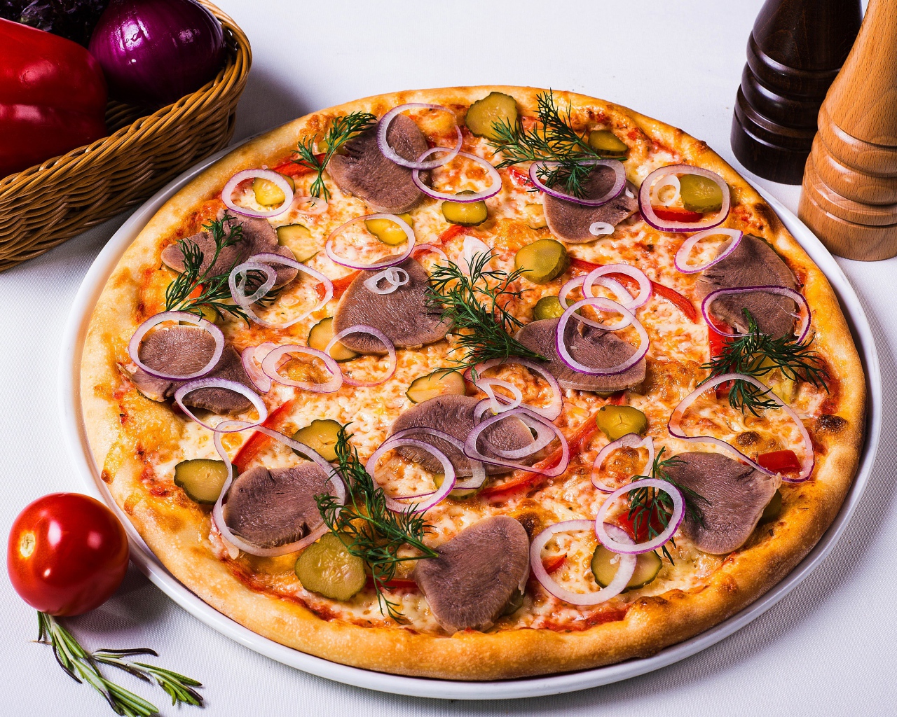 Вкусная пицца с солеными огурцами, языком и луком на столе с овощами