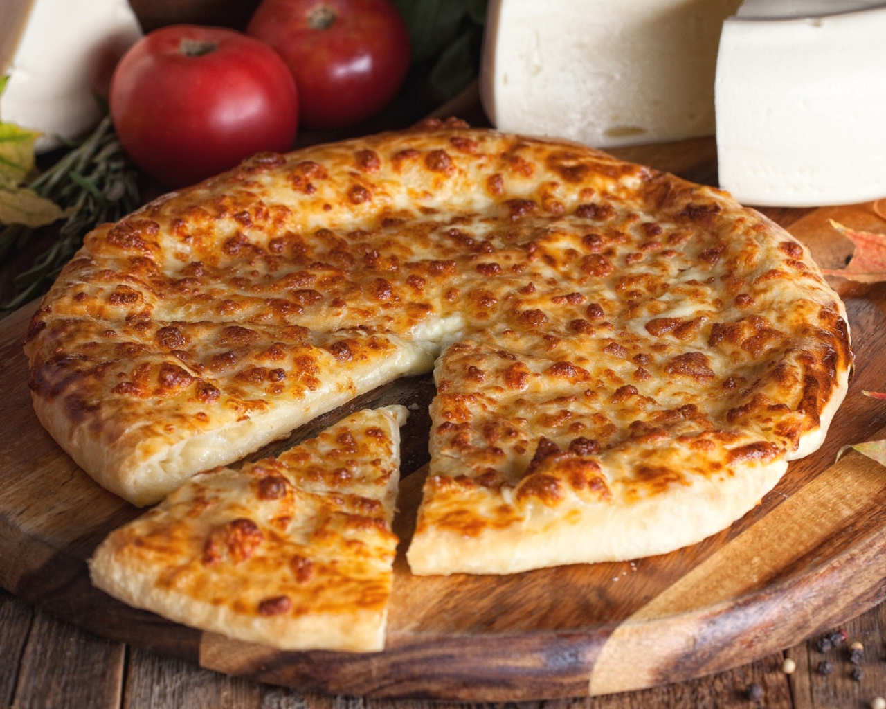 Пицца с сыром на разделочной доске