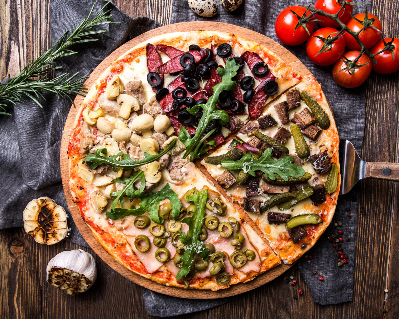 Пицца с оливками, грибами, колбасой и говядиной