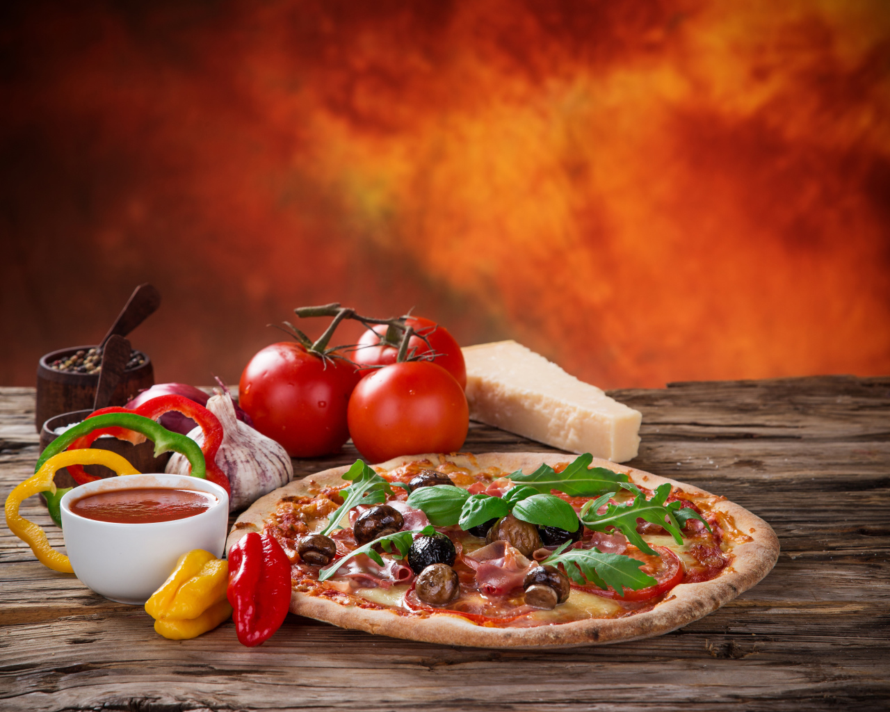 Пицца с колбасой и грибами на столе с соусом и овощами 