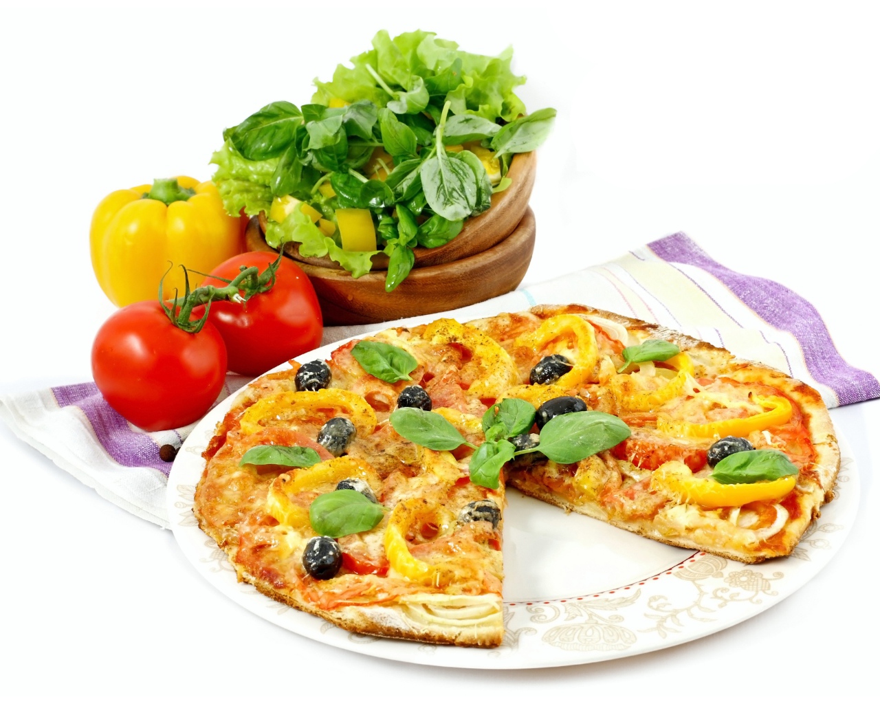 Пицца с помидорами, перцем и зеленью на белом фоне
