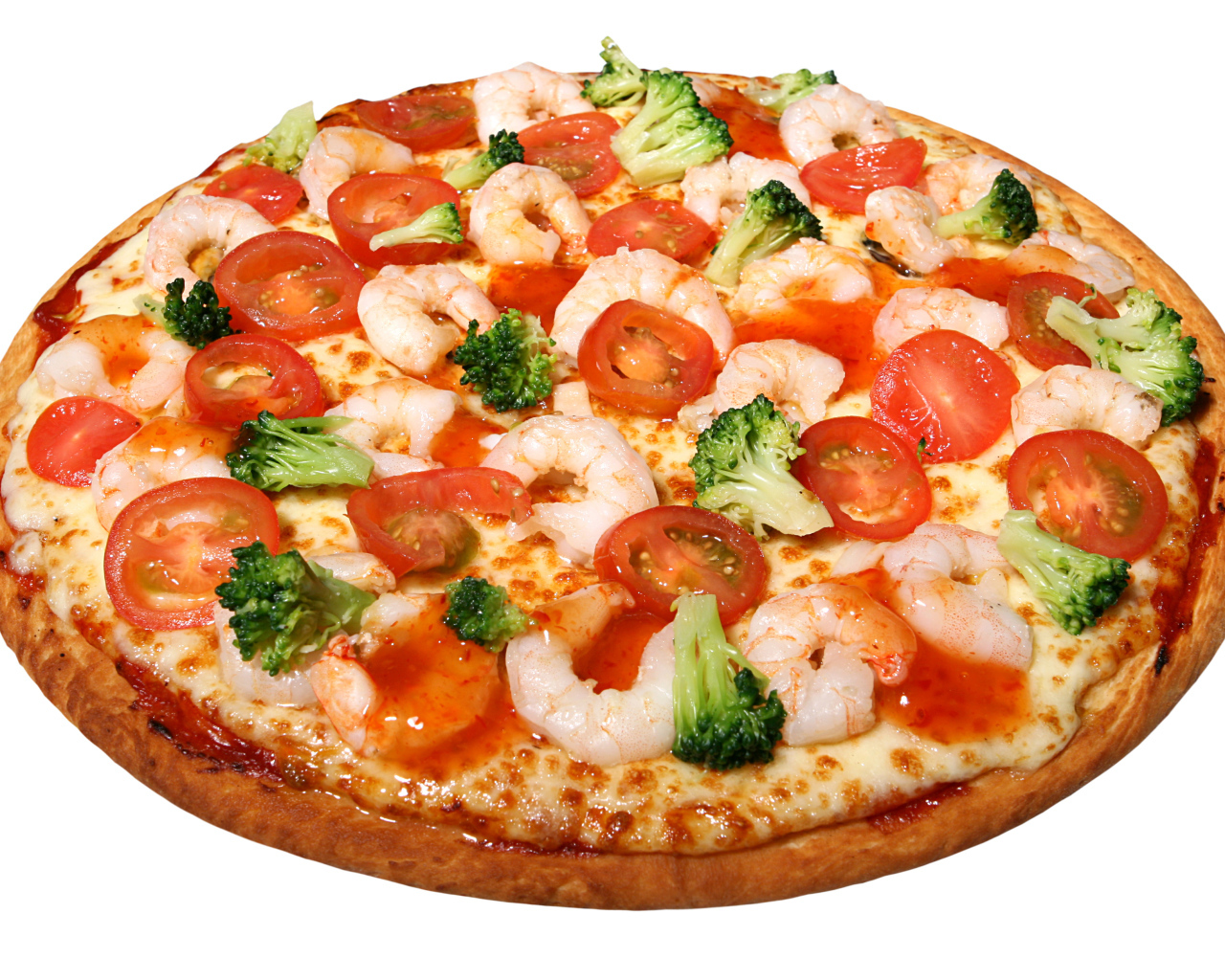 Пицца с помидорами и креветками на белом фоне