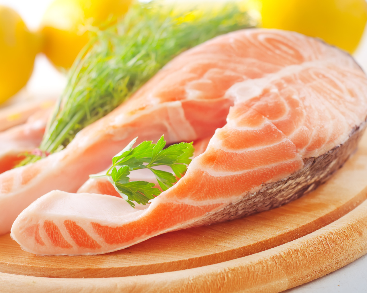 Кусок свежей красной рыбы с зеленью петрушки