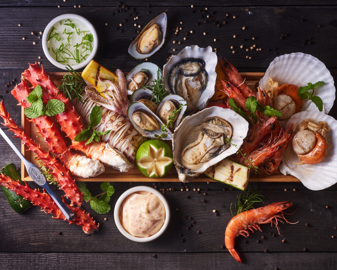 Аппетитные морепродукты на разделочной доске