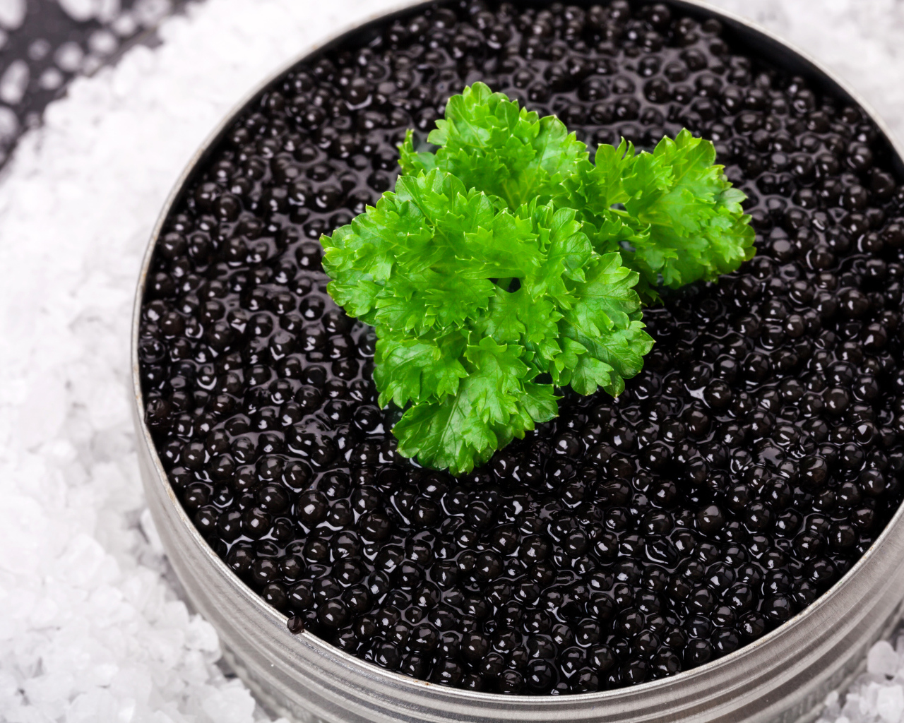 Банка черной икры с листиком петрушки