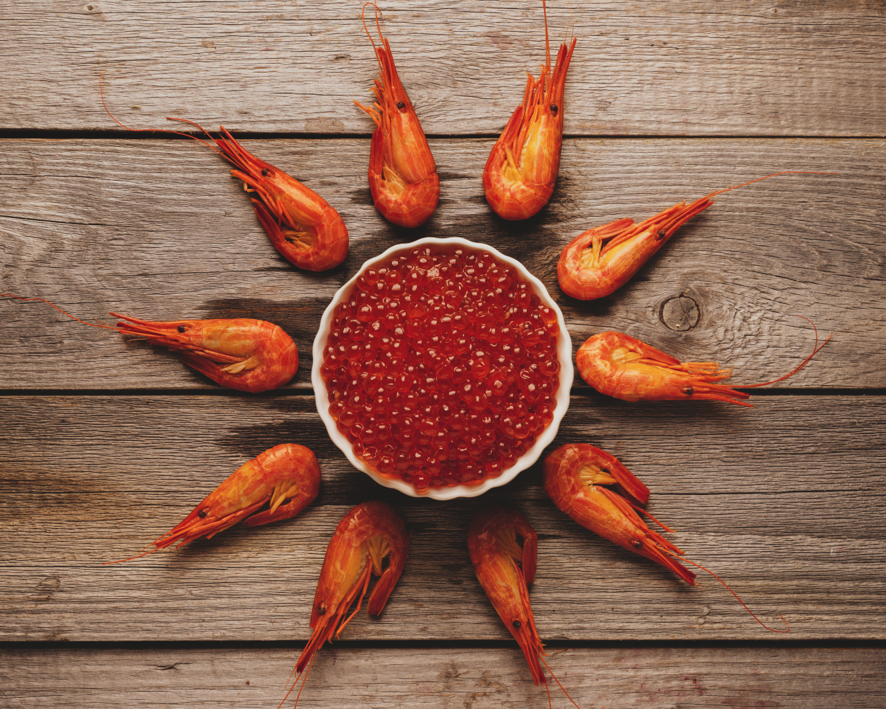 Вареные креветки на столе с красной икрой