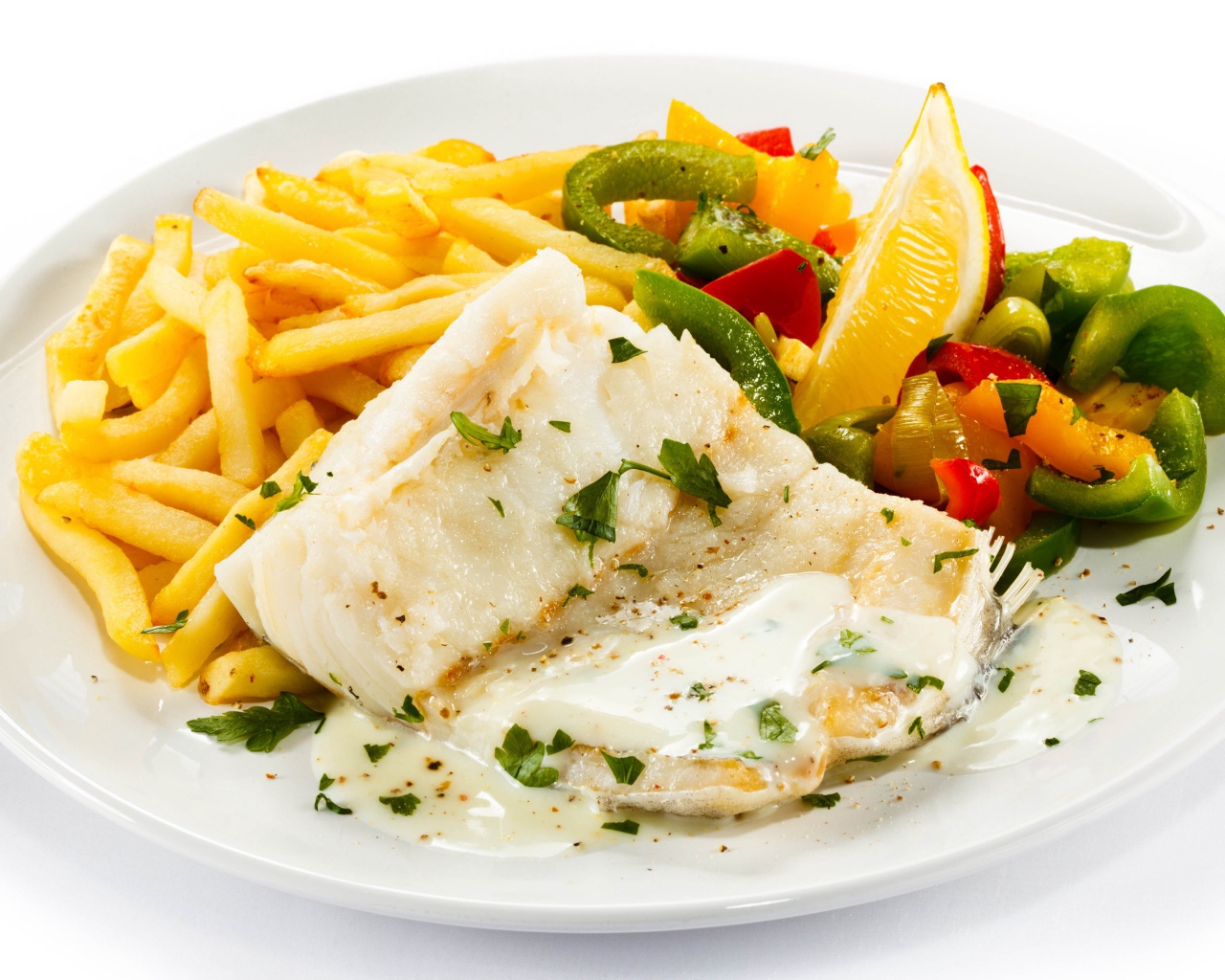 Филе рыбы на тарелке с картофелем и салатом на белом фоне