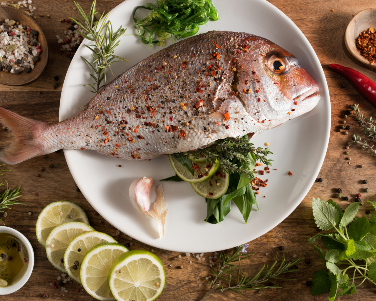 Рыба на тарелке со специями и лаймом