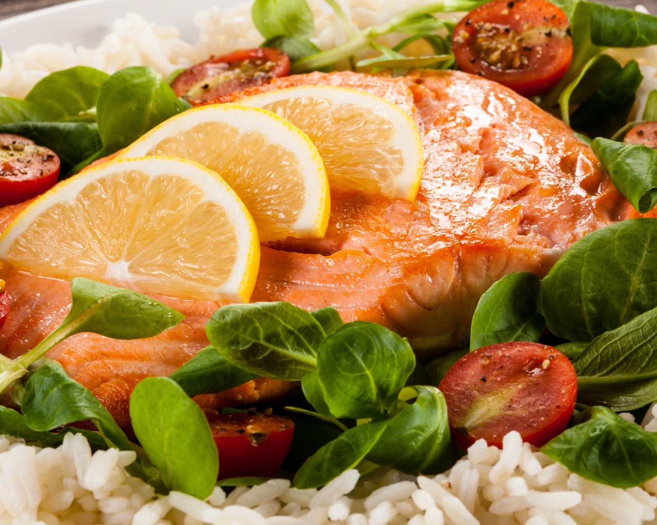 Жареная красная рыба с лимоном, помидорами, шпинатом и рисом