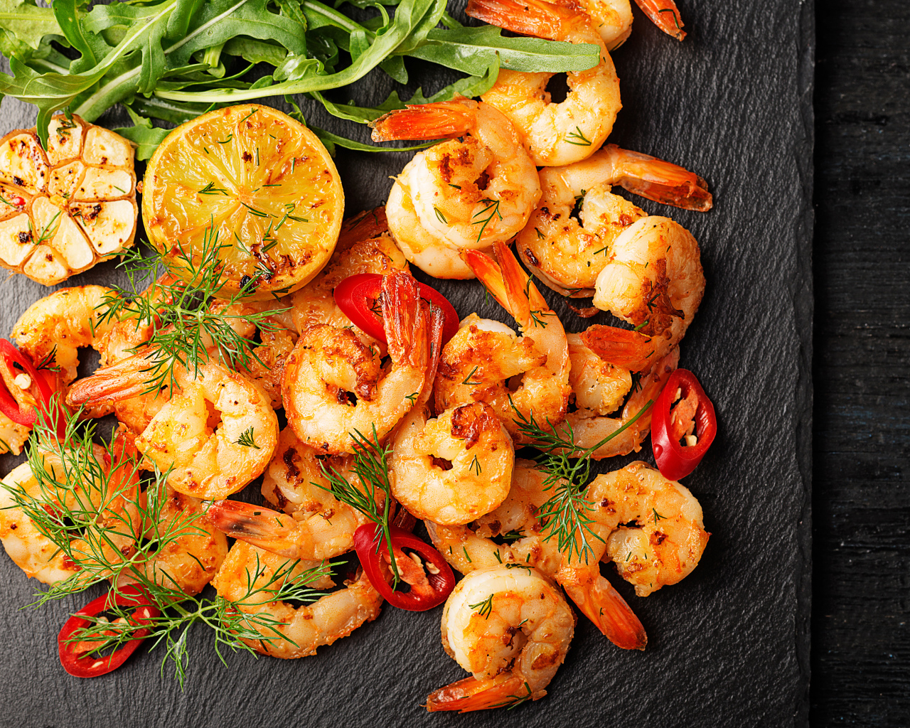 Жаренные креветки с чесноком, лимоном и красным перцем