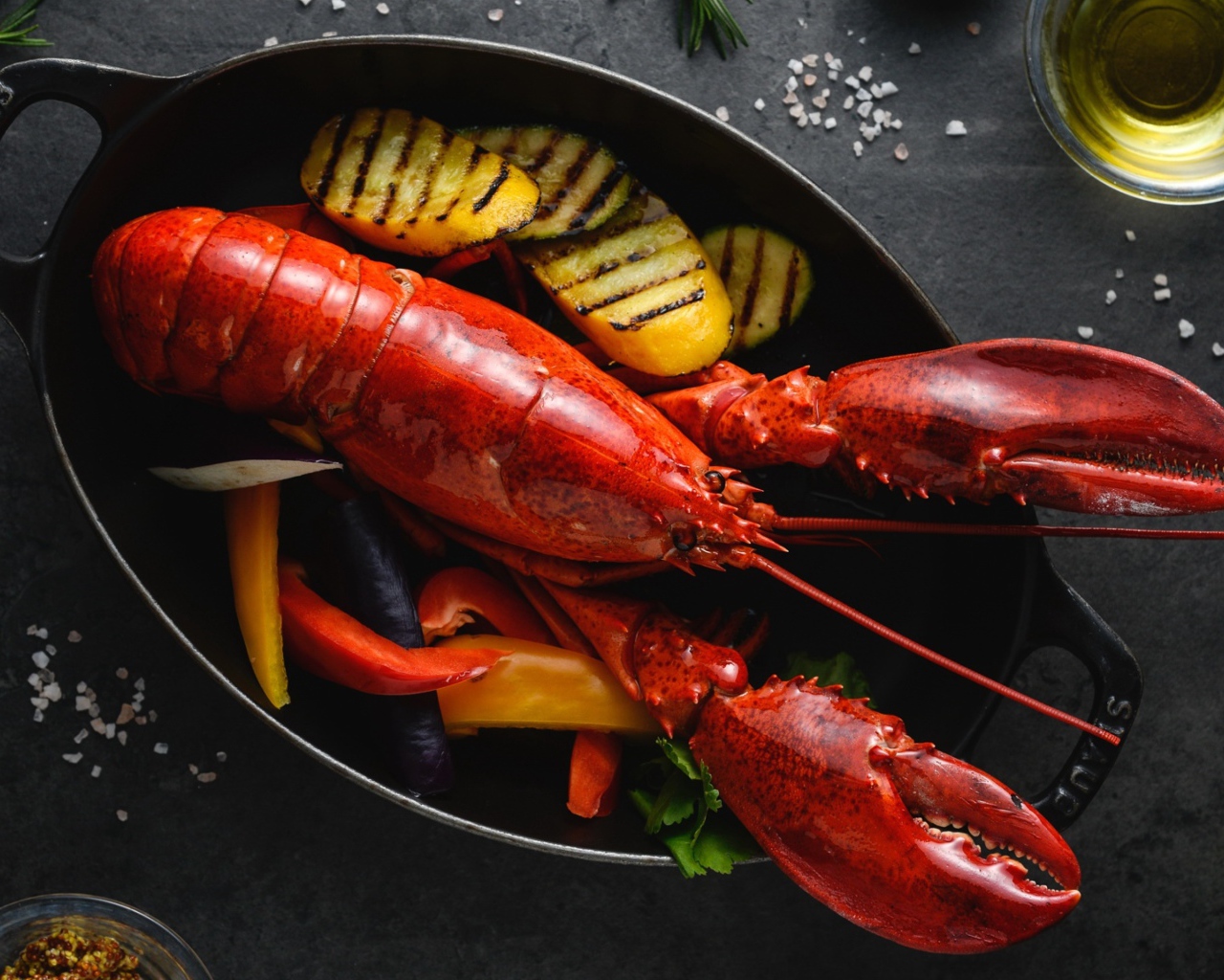 Большой омар с овощами 