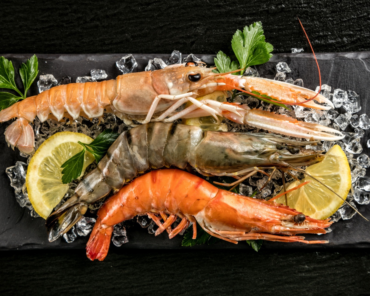 Большие креветки с кусочками лимона