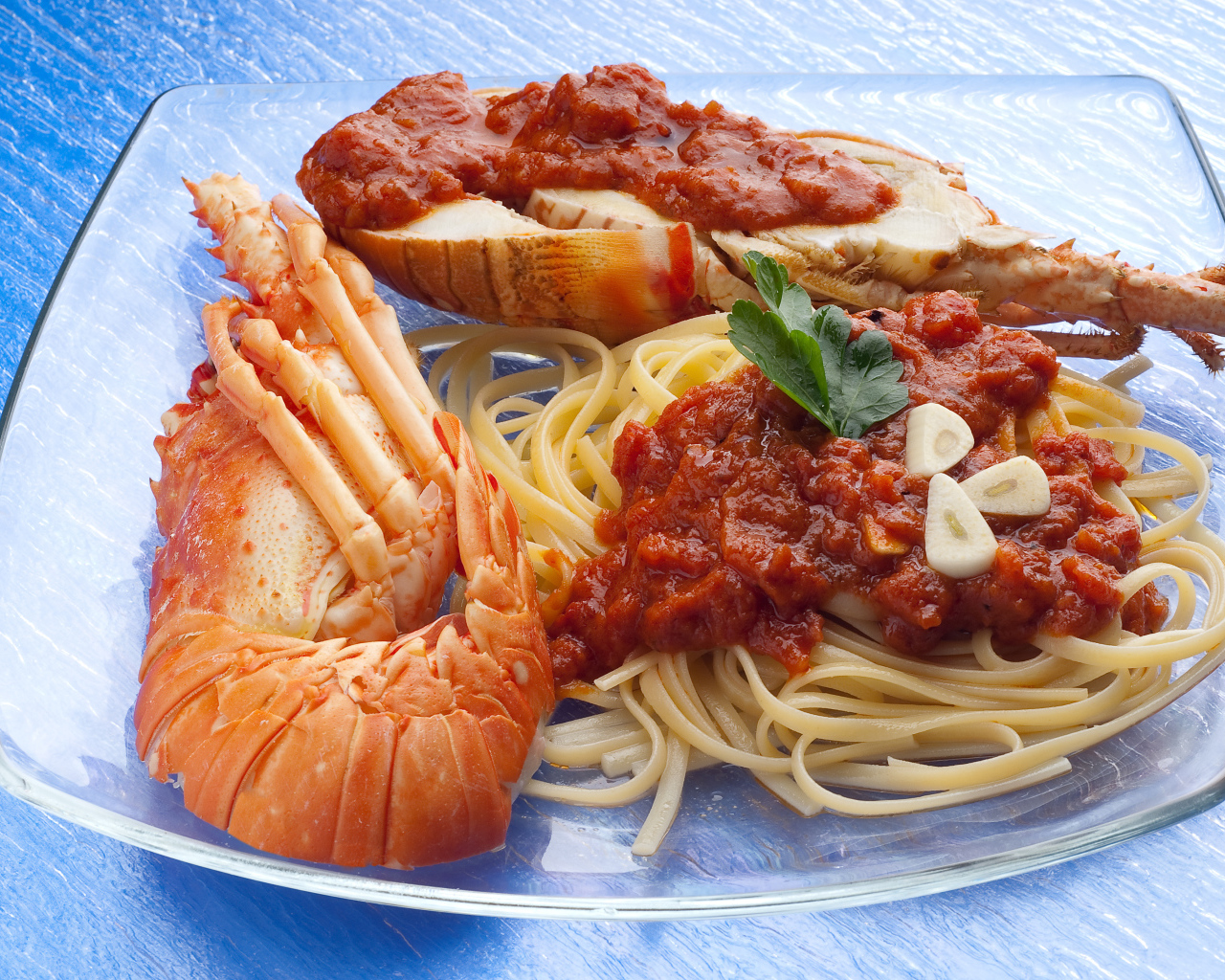 Омар на тарелке со спагетти с соусом