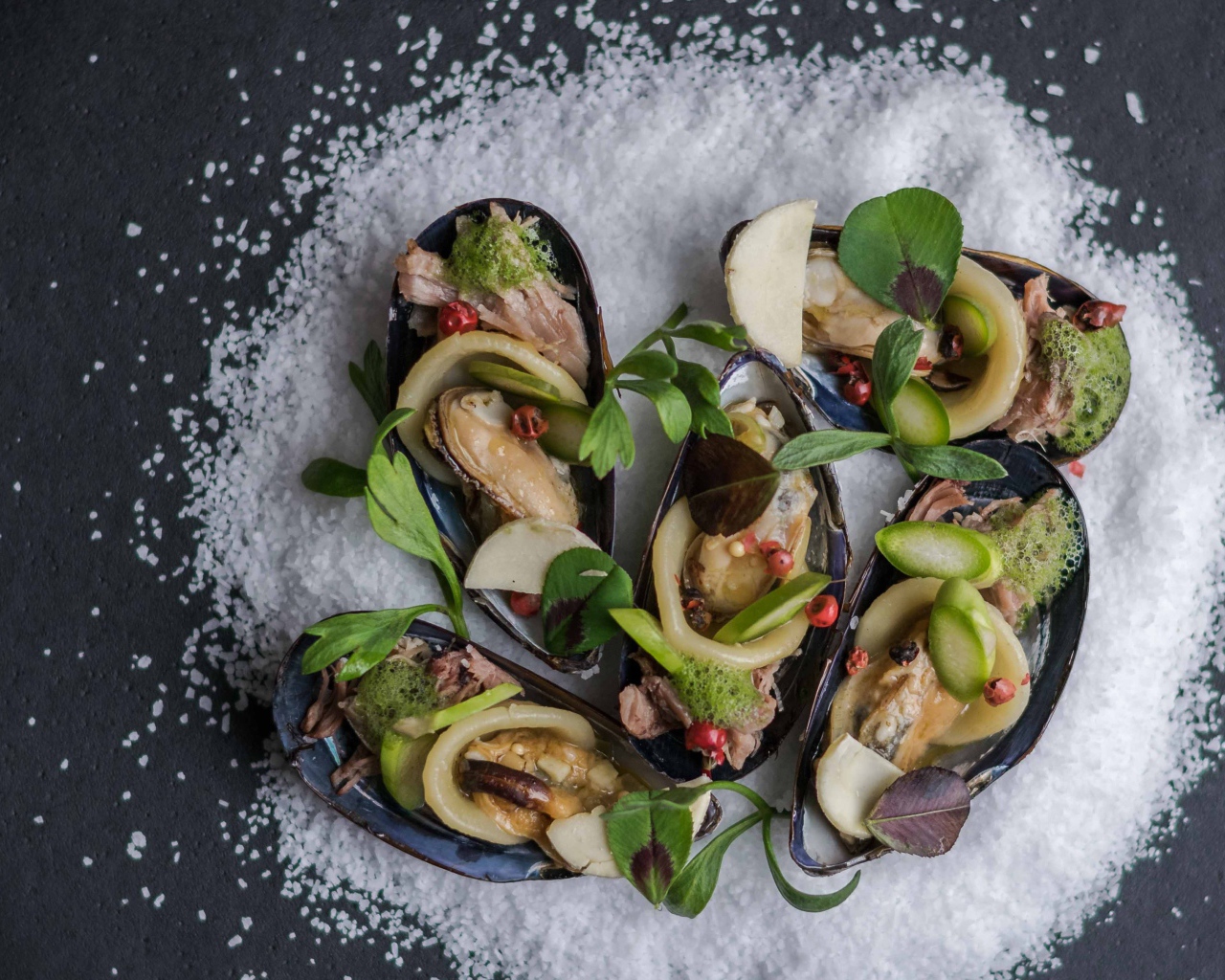 Мидии крупным планом на столе