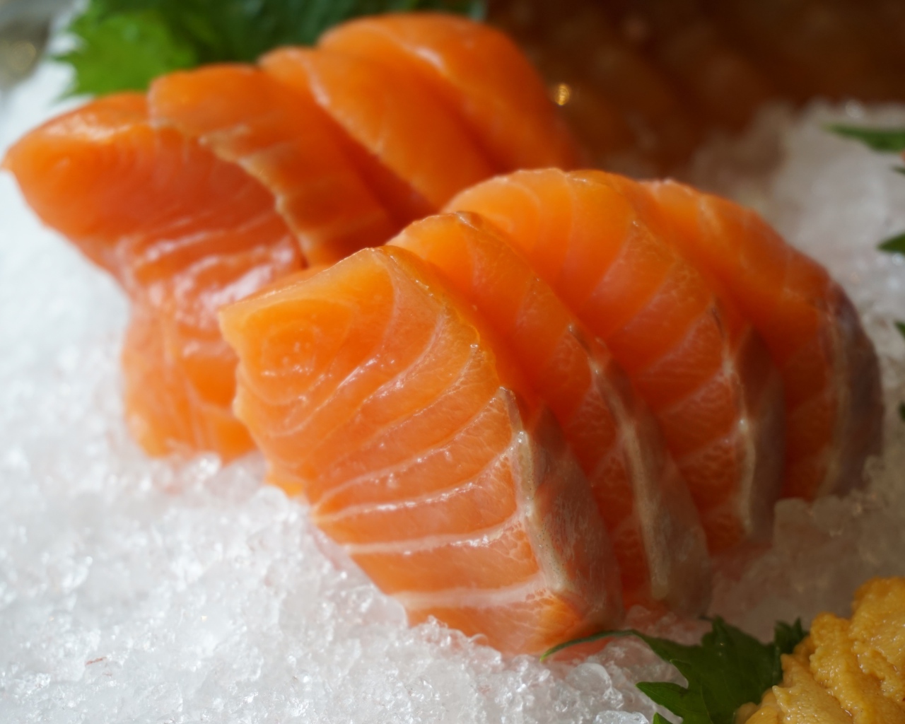 Кусочки красной рыбы лежат на льду