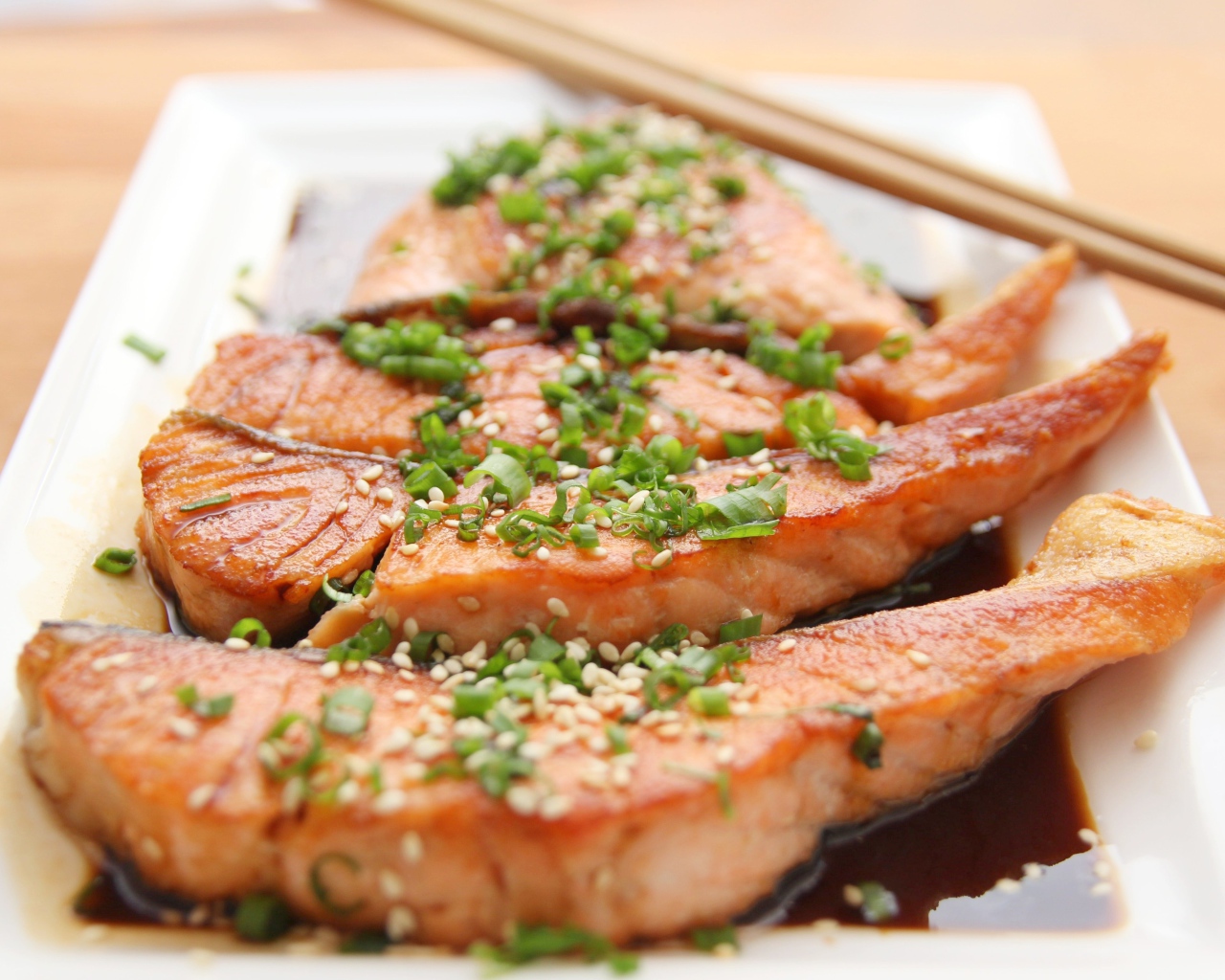 Красная рыба с кунжутом, зеленым луком и соевым соусом 