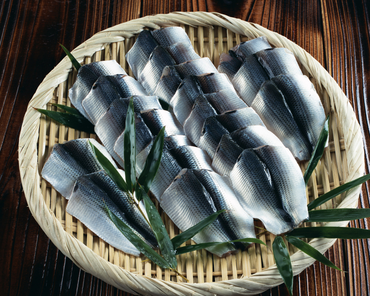 Филе соленой рыбы на бамбуковой тарелке 